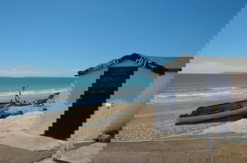 Foto 43 - Seaside Retreat - Five Minutes to Beach Village