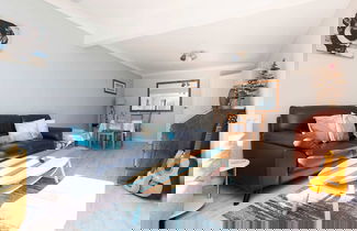 Foto 1 - Seaside Retreat - Five Minutes to Beach Village