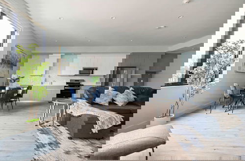 Foto 4 - Upstay Brand New Contemporary Apartment Near Soco