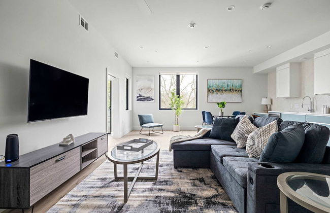 Upstay Brand New Contemporary Apartment Near Soco - Photo 1
