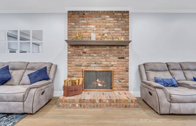 Cozy Family Home Fireplace and Backyard Playset - Foto 9
