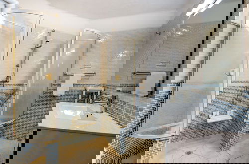Foto 5 - C28 Q P Amazing House Nested in the Heart of Ca
