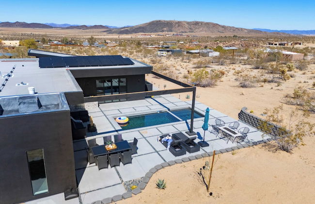 Luxe Modern Escape w/ Pool, Hottub, Firepit, Desert View Obsidian by Avantstay - Photo 26