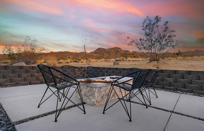Luxe Modern Escape w/ Pool, Hottub, Firepit, Desert View Obsidian by Avantstay - Photo 17