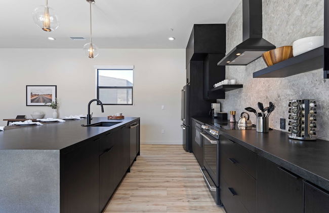 Luxe Modern Escape w/ Pool, Hottub, Firepit, Desert View Obsidian by Avantstay - Photo 25