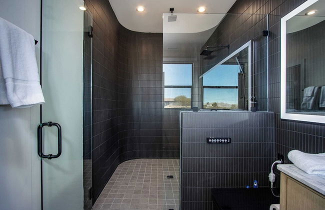 Luxe Modern Escape w/ Pool, Hottub, Firepit, Desert View Obsidian by Avantstay - Photo 2