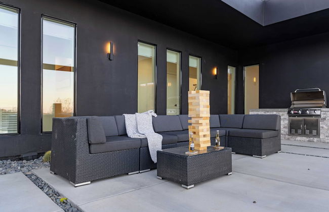 Luxe Modern Escape w/ Pool, Hottub, Firepit, Desert View Obsidian by Avantstay - Photo 19