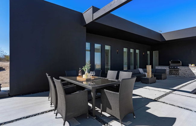 Luxe Modern Escape w/ Pool, Hottub, Firepit, Desert View Obsidian by Avantstay - Photo 11
