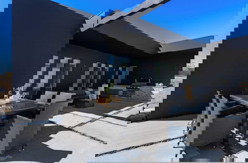 Foto 11 - Luxe Modern Escape w/ Pool, Hottub, Firepit, Desert View Obsidian by Avantstay