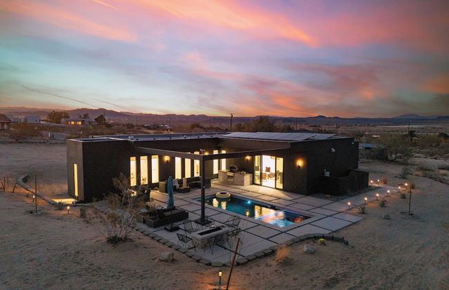 Luxe Modern Escape w/ Pool, Hottub, Firepit, Desert View Obsidian by Avantstay - Photo 9