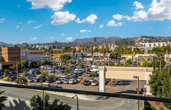 Luxury 2BR Hollywood Sign View by Oneluxstay - Photo 43