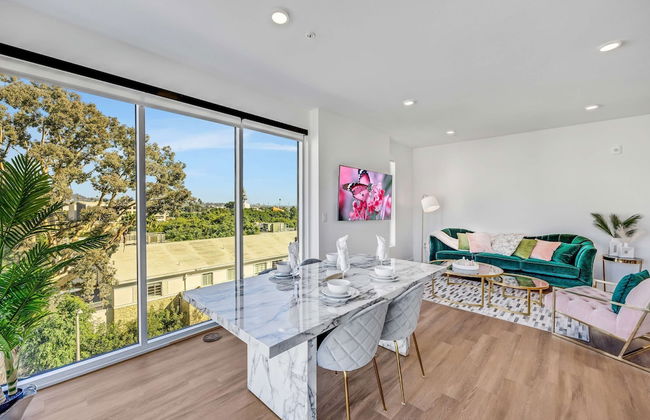 Luxury 2BR Hollywood Sign View by Oneluxstay - Photo 1