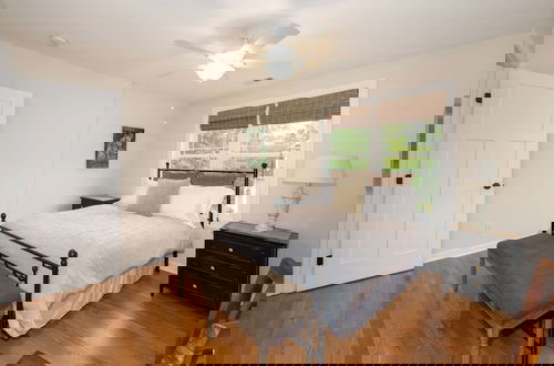 Foto 2 - Gold Leaf Walkway