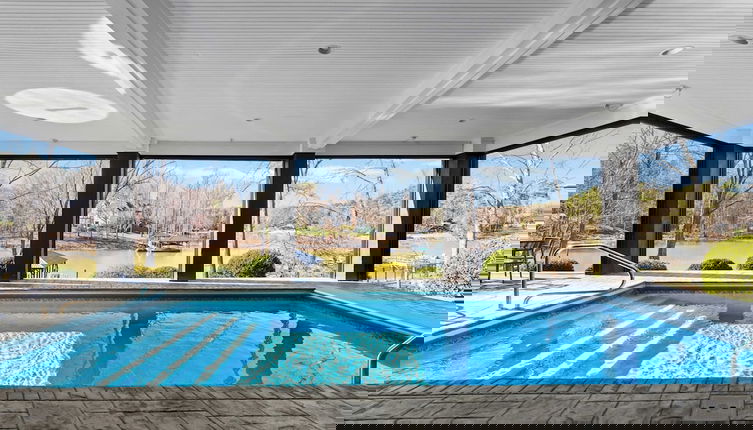 Foto 1 - Luxury Lakefront Stay Private Dock, Indoor/outdoor Pool The Retreat