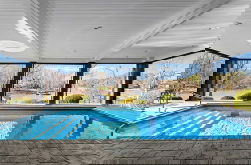 Foto 1 - Luxury Lakefront Stay Private Dock, Indoor/outdoor Pool The Retreat