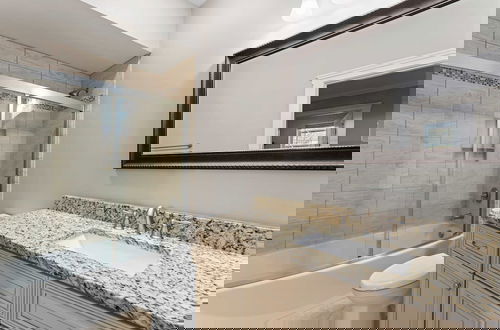 Foto 52 - Luxury Lakefront Stay Private Dock, Indoor/outdoor Pool The Retreat