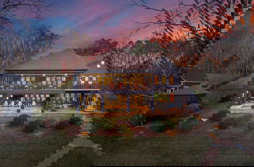 Foto 5 - Luxury Lakefront Stay Private Dock, Indoor/outdoor Pool The Retreat