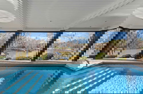 Foto 58 - Luxury Lakefront Stay Private Dock, Indoor/outdoor Pool The Retreat