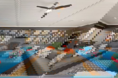Foto 3 - Luxury Lakefront Stay Private Dock, Indoor/outdoor Pool The Retreat