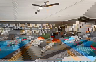 Foto 3 - Luxury Lakefront Stay Private Dock, Indoor/outdoor Pool The Retreat