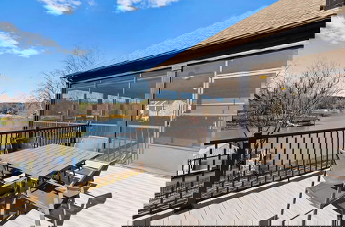 Foto 11 - Luxury Lakefront Stay Private Dock, Indoor/outdoor Pool The Retreat