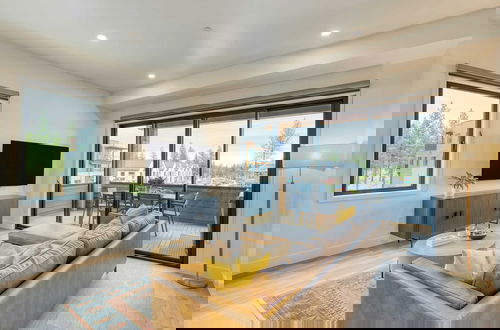 Foto 2 - Sleeps 40! 8 Modern Units/20 Bdrs w/ Deck+hot Tub, 10mins to Downtown & Old Bend
