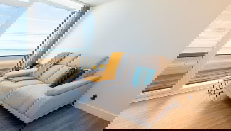 Photo 1 - Apartment With Frontal sea View in Raversijde