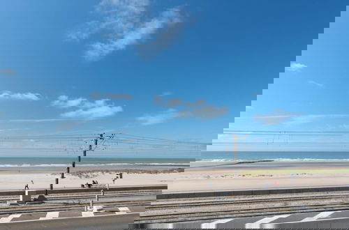 Photo 21 - Apartment With Frontal sea View in Raversijde
