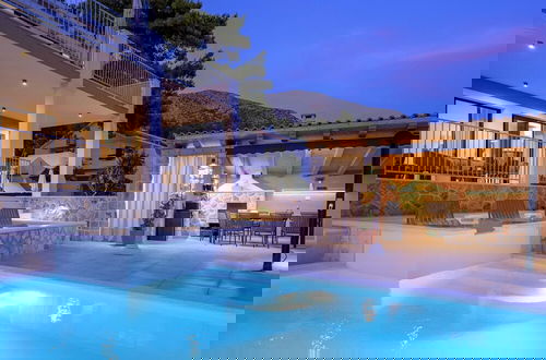Foto 36 - Sunlit Shores Beach Villa With Pool, Gym and Sauna