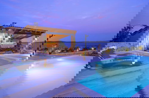 Foto 39 - Sunlit Shores Beach Villa With Pool, Gym and Sauna
