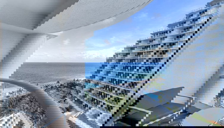 Foto 1 - Stylish Oceanview Apartment, Prime Location!