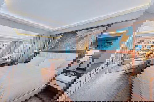 Foto 13 - Stylish Oceanview Apartment, Prime Location!