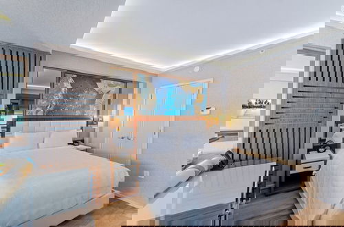 Foto 15 - Stylish Oceanview Apartment, Prime Location!