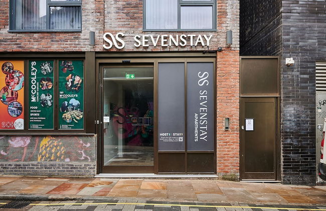 Host Stay Deluxe Studio for Two Sevenstay Apartments - Photo 3