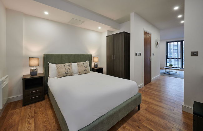 Host Stay Deluxe Studio for Two Sevenstay Apartments - Photo 1