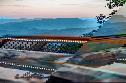 Foto 43 - Panorama by Avantstay Unparalleled Views, Deck w/ Hottub, Game Room Pool Table