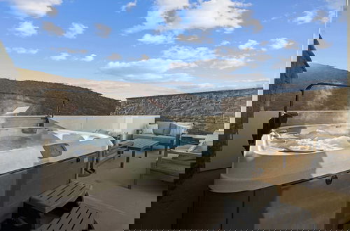 Foto 36 - Brand New! Desert Cliff Sleeps 20 Guests!