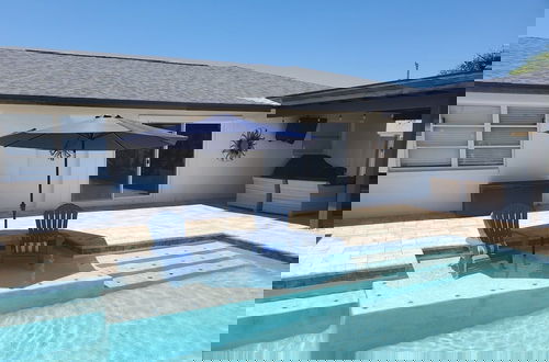 Foto 17 - Soak Up The Sun - Saltwater Pool, Spacious Fenced-in Backyard, 3 Bedroom Home