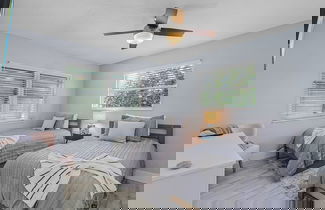 Foto 3 - Soak Up The Sun - Saltwater Pool, Spacious Fenced-in Backyard, 3 Bedroom Home