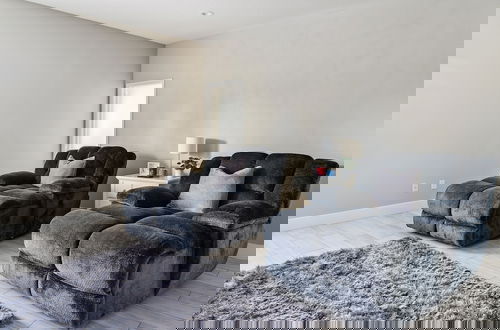 Foto 23 - Family Paradise With Private Heated Pool 5 Bedroom Home by RedAwning