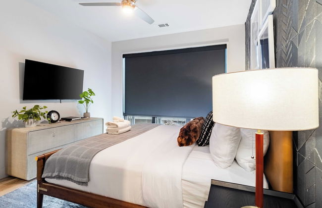 Astra Modern Midtown Retreat With Pool, Gym, & Steps to Dining & Broadway - Foto 9