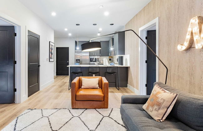 Astra Modern Midtown Retreat With Pool, Gym, & Steps to Dining & Broadway - Foto 5