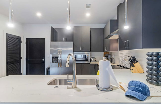 Astra Modern Midtown Retreat With Pool, Gym, & Steps to Dining & Broadway - Foto 20