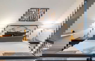 Foto 2 - Astra Modern Midtown Retreat With Pool, Gym, & Steps to Dining & Broadway