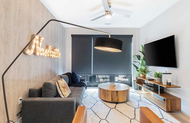 Astra Modern Midtown Retreat With Pool, Gym, & Steps to Dining & Broadway - Foto 15