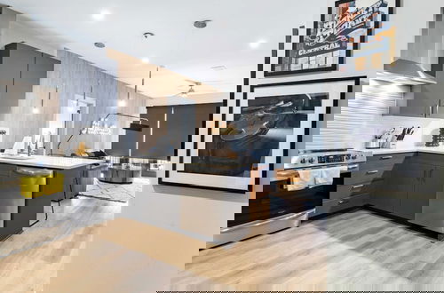 Foto 12 - Astra Modern Midtown Retreat With Pool, Gym, & Steps to Dining & Broadway