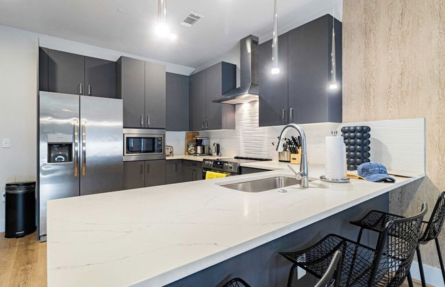 Astra Modern Midtown Retreat With Pool, Gym, & Steps to Dining & Broadway - Foto 11