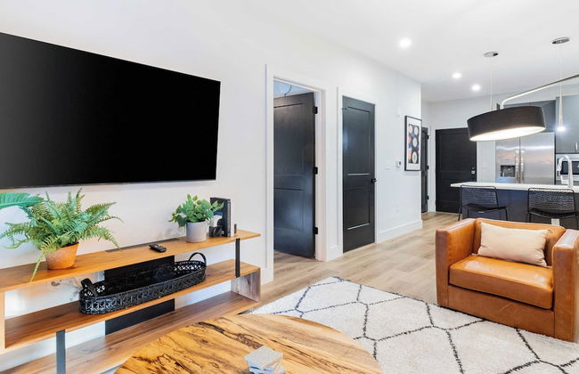 Astra Modern Midtown Retreat With Pool, Gym, & Steps to Dining & Broadway - Foto 13