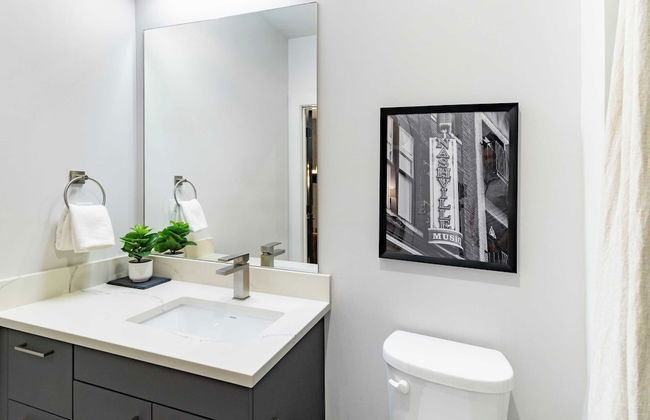 Astra Modern Midtown Retreat With Pool, Gym, & Steps to Dining & Broadway - Foto 26