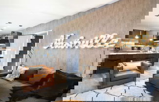 Foto 1 - Astra Modern Midtown Retreat With Pool, Gym, & Steps to Dining & Broadway